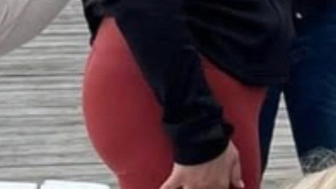 Is this a thong outline under the leggings? What kind of underwear do you think this is?