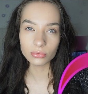 Does she look like Angelina Jolie?