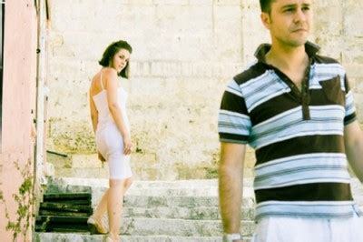 How do you look at someone you walk by that you find attractive?