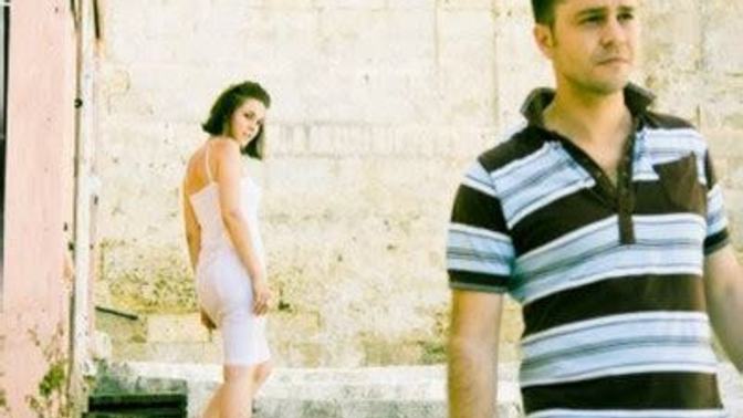 How do you look at someone you walk by that you find attractive?