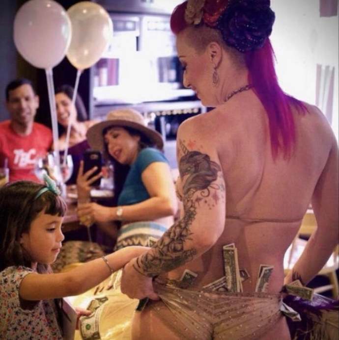 Texas is banning Drag Queens from performing in front of kids, thoughts?