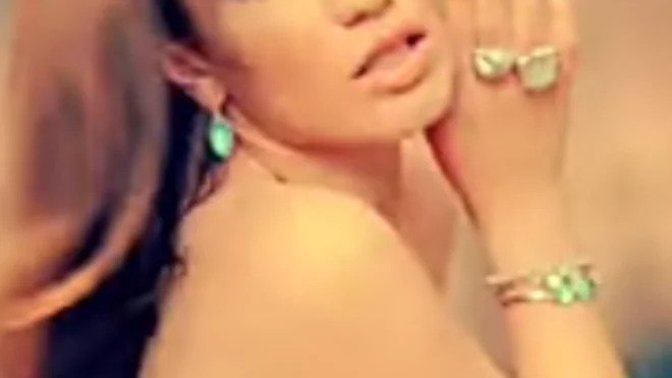 Does this outfit cover her back?