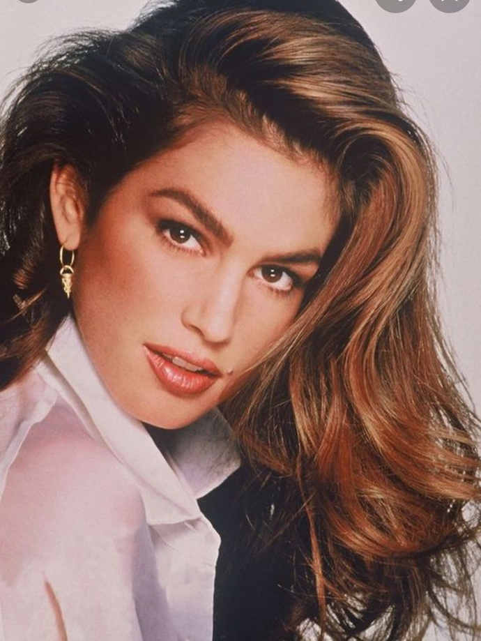 Cindy Crawford is she pretty or overrated? Rate her?