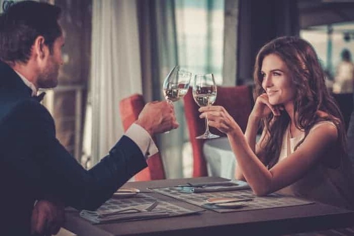 Guys, if your fantasy girl turned out to be a real gold digger, would you ditch her or keep it going?