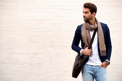 What kind of muffler a guy should wear?
