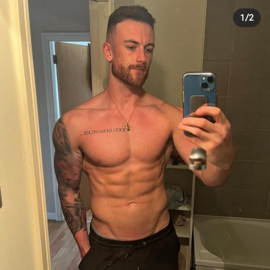 Do you think this collarbone tattoo is attractive?