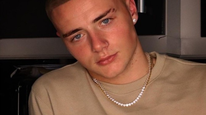 Ladies do you find Ryan Snellings physically attractive?