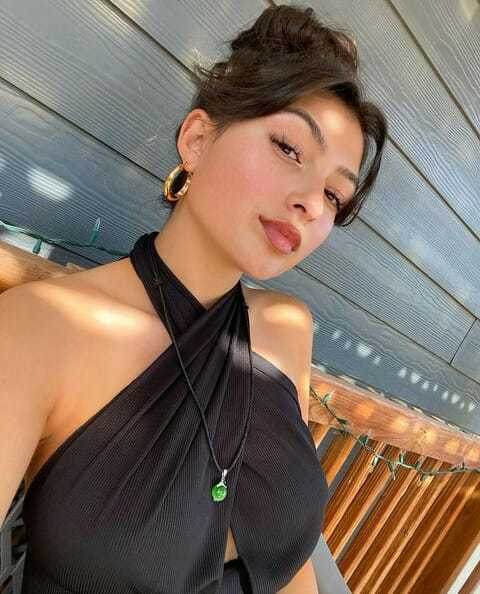 Is she trying to be flirty when she ends her messages with 🥰 or 😘?