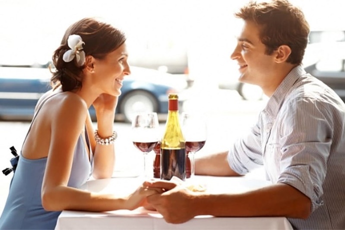 Guys: do you date women based on her looks or her status?