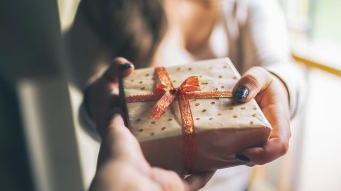 A Dating question: should women spend as much money on presents as men do?