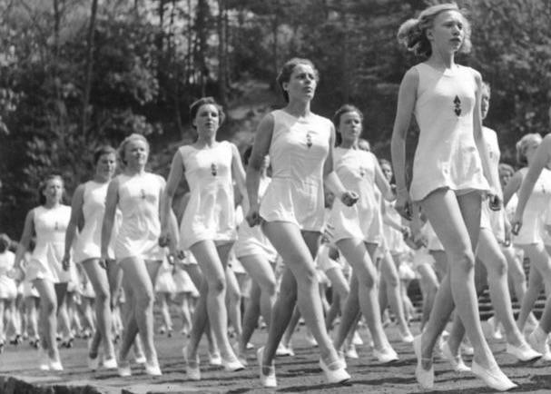 Should hot women be given financial incentives to marry unattractive men?