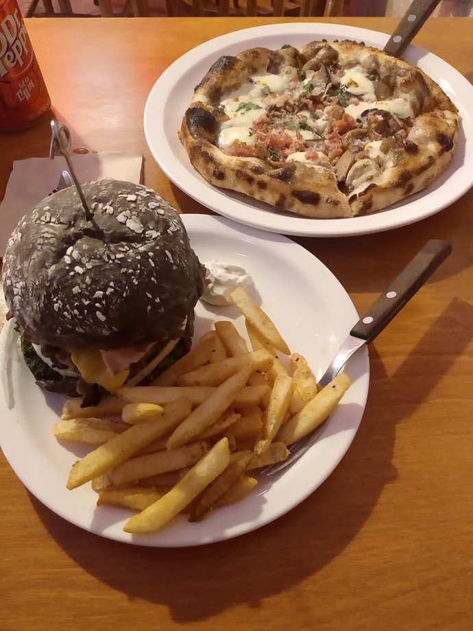 Which do you prefer: pizza or cheeseburgers?