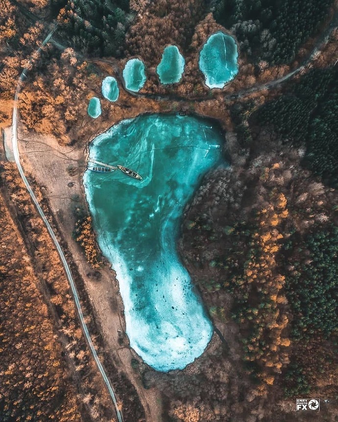 How does this lake photograph make you feel when you see it?