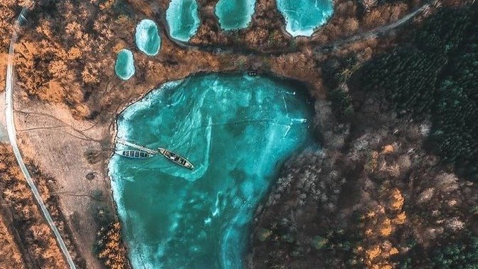 How does this lake photograph make you feel when you see it?