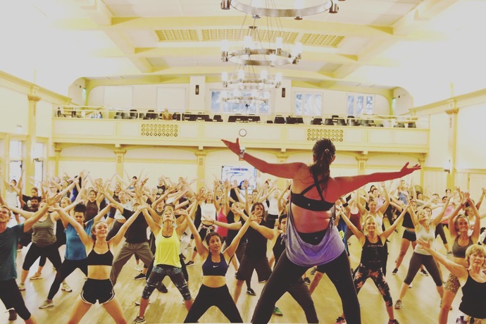 What paths are there to become a qualified personal trainer?