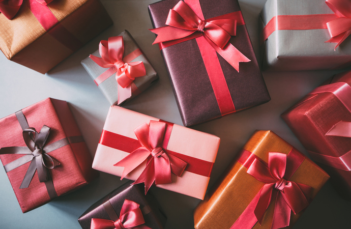 Whats Your Opinion of A Woman That Accepts Gift From Men She Isnt Interested In?