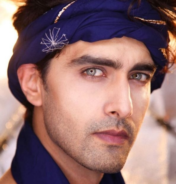 What makes a guy have a good jawline? Does every guy need a beard in appearance?
