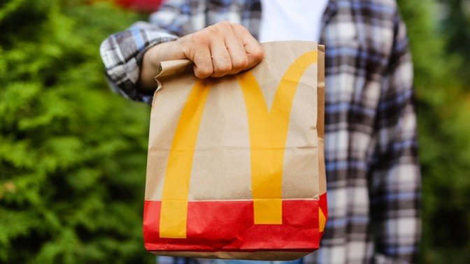 Dad brings food to only his child, ignoring the moms other kids, Is he right or wrong?