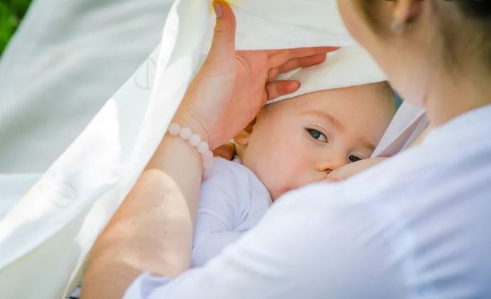 Should a mother ask her husband in front of whom to breastfeed?