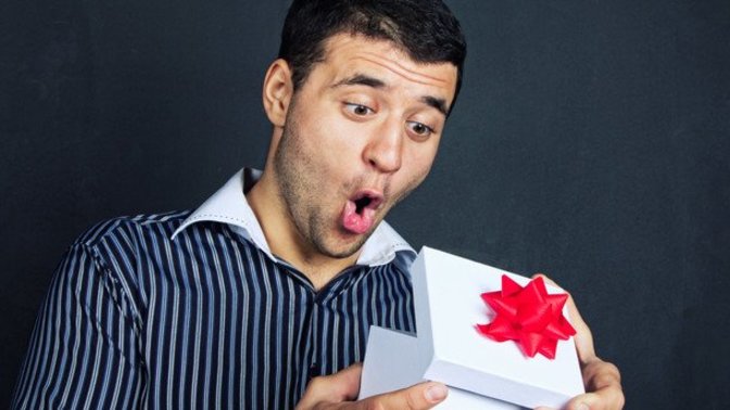 Is it ok that my boyfriend receives gifts and notes from his ex and keeps them?