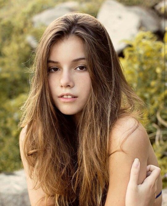 Guys, or girls who date girls, which girl would you choose?