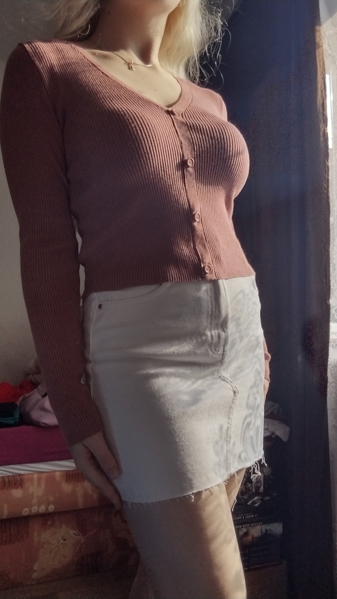 Skirt+cardigan outfit? Should I leave it loose or tucked in?