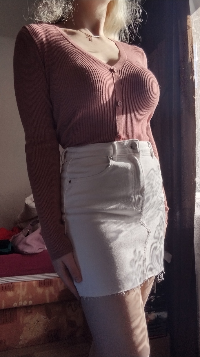 Skirt+cardigan outfit? Should I leave it loose or tucked in?