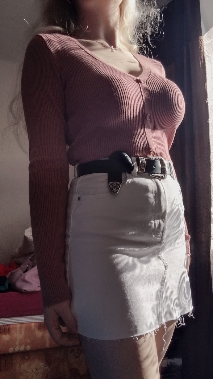 Skirt+cardigan outfit? Should I leave it loose or tucked in?