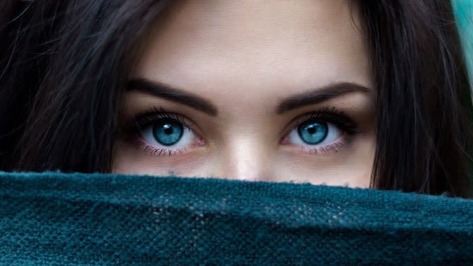 Why are people so obsessed with blue eyes even though they are much more common than green eyes?