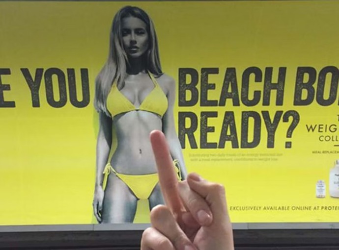 Which gender rates women's looks more harshly?