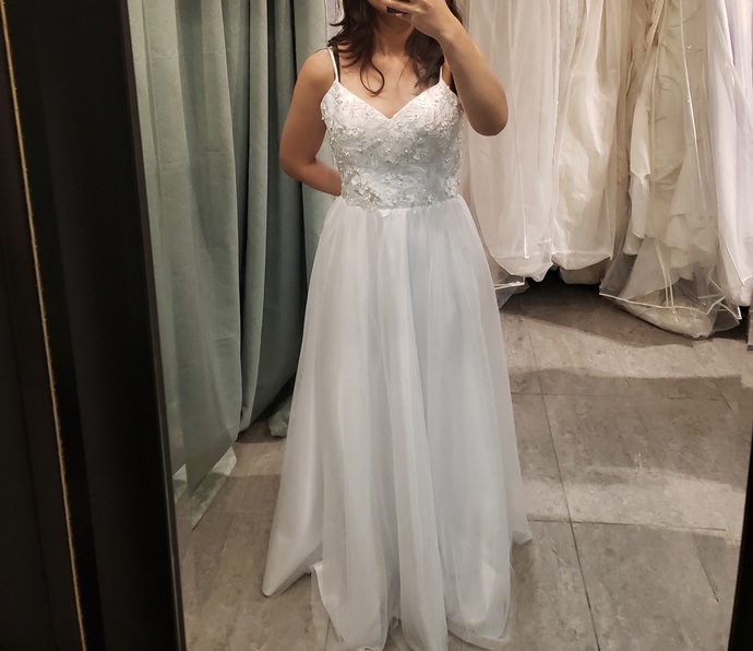 Which wedding dress do you like more?