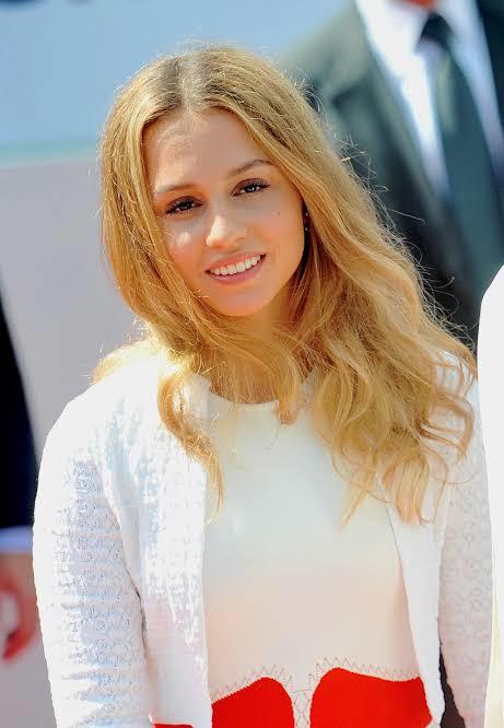 Do she look better as a brunette or as blonde?