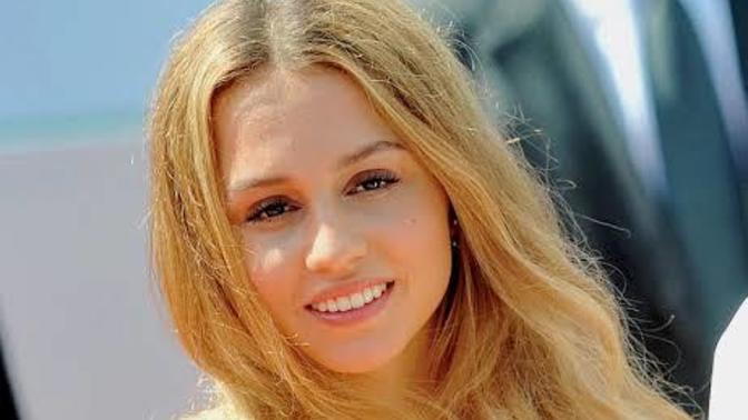 Do she look better as a brunette or as blonde?
