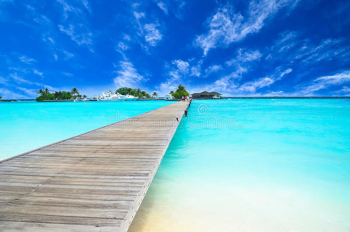 My boyfriend cancelled his family vacation then happpened visit a beach 30 minutes away from the beach I was at with a friend. Coincidence or no?