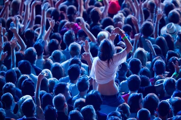 Who likes shoulder riding at concert?