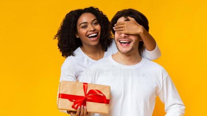 What is the best gift for the boyfriend on the first anniversary?