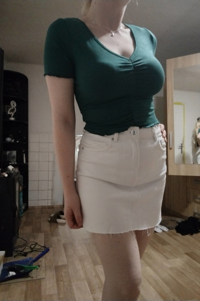Green or red outfit for a date?