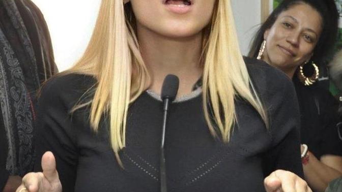 Should AOC go blonde?