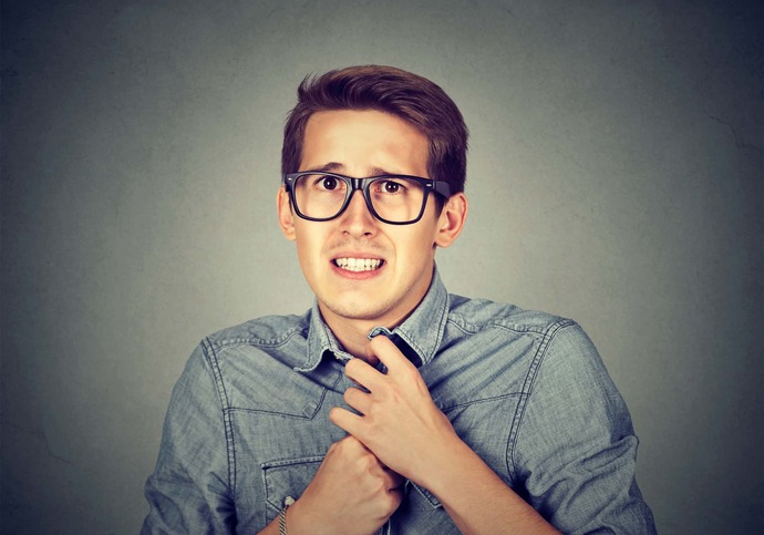 What are some indicators that a man is inexperienced when it comes to being in relationships?