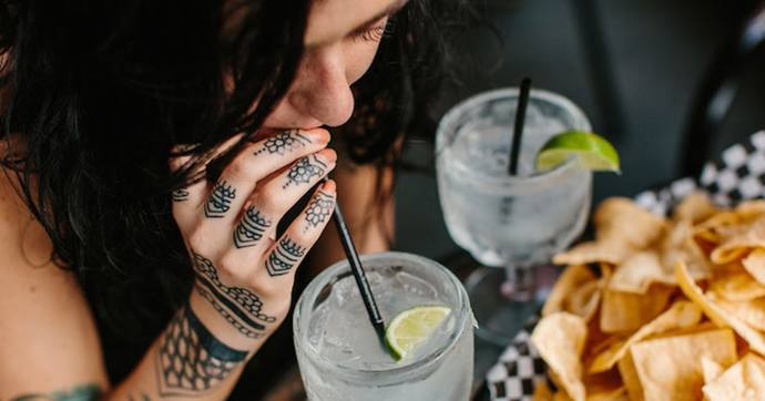 Should girls who order more than one alcoholic drink on a restaurant date knowing the guy is paying raise red flags?