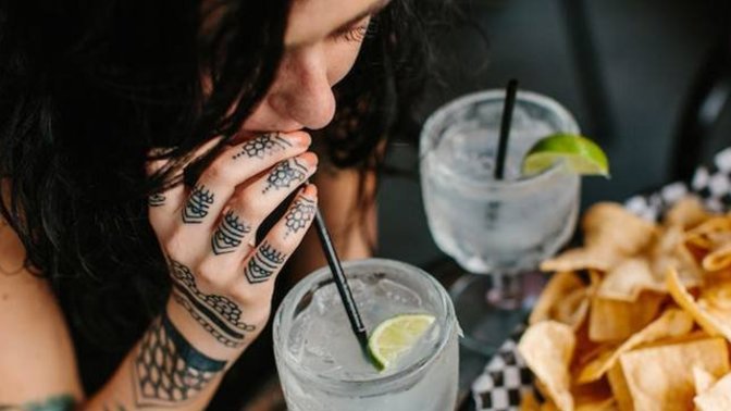 Should girls who order more than one alcoholic drink on a restaurant date knowing the guy is paying raise red flags?