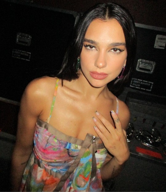 Do you think thin eyebrows or thick eyebrows suit women more?