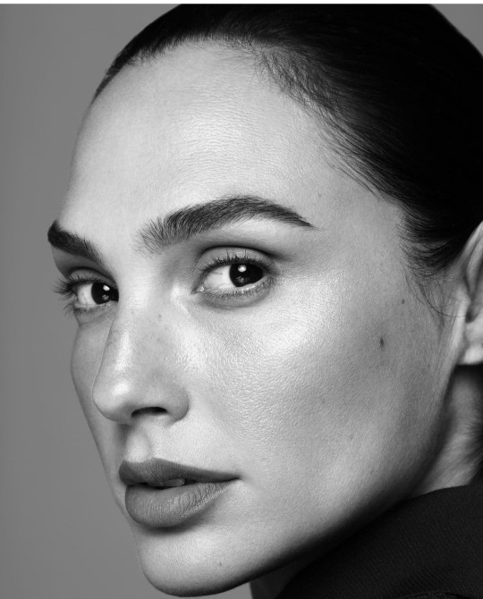 Do you think thin eyebrows or thick eyebrows suit women more?