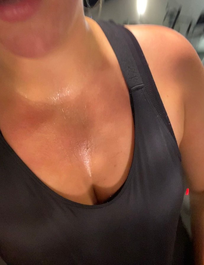 Anyone else love getting sweaty gym pictures? 😝😅?