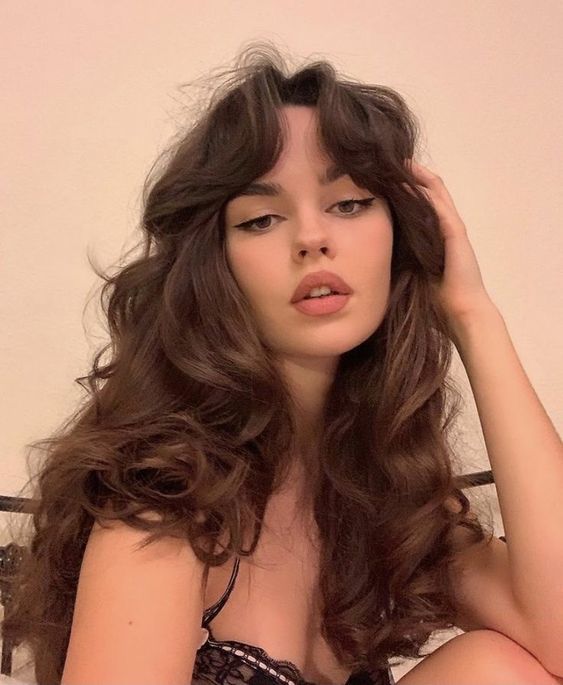 Do you like big/curly hair or sleek/straight hair?