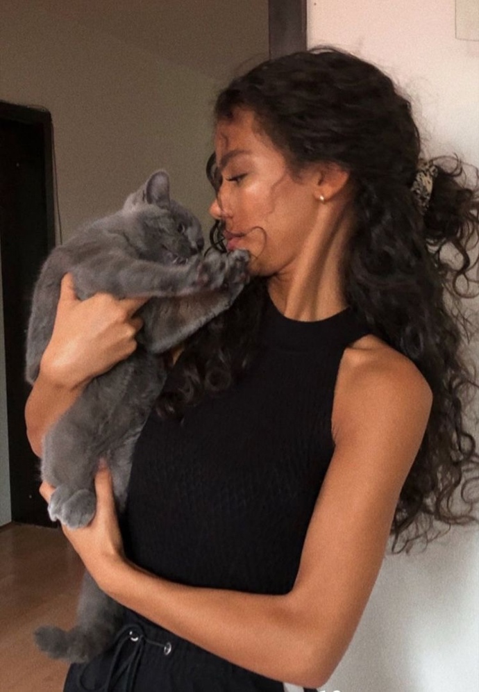 Do you like big/curly hair or sleek/straight hair?
