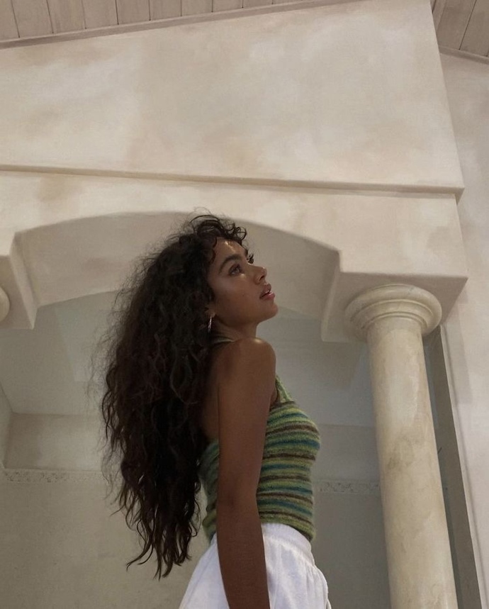 Do you like big/curly hair or sleek/straight hair?