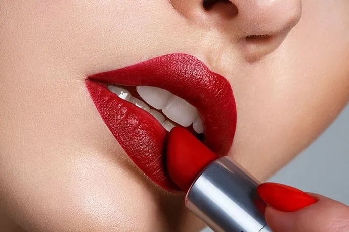 Guys: What do men think when they see a woman putting on lipstick?