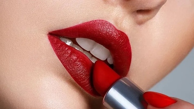 Guys: What do men think when they see a woman putting on lipstick?