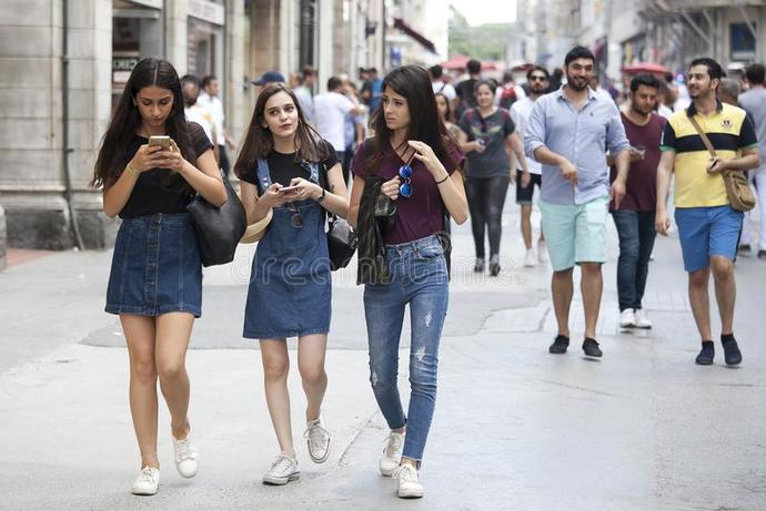 How to properly approach someone on the street and ask for their number?